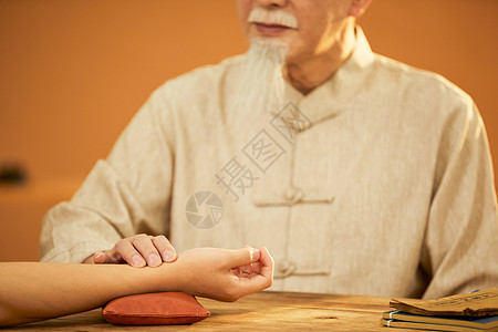 医生问诊老中医为病人把脉背景