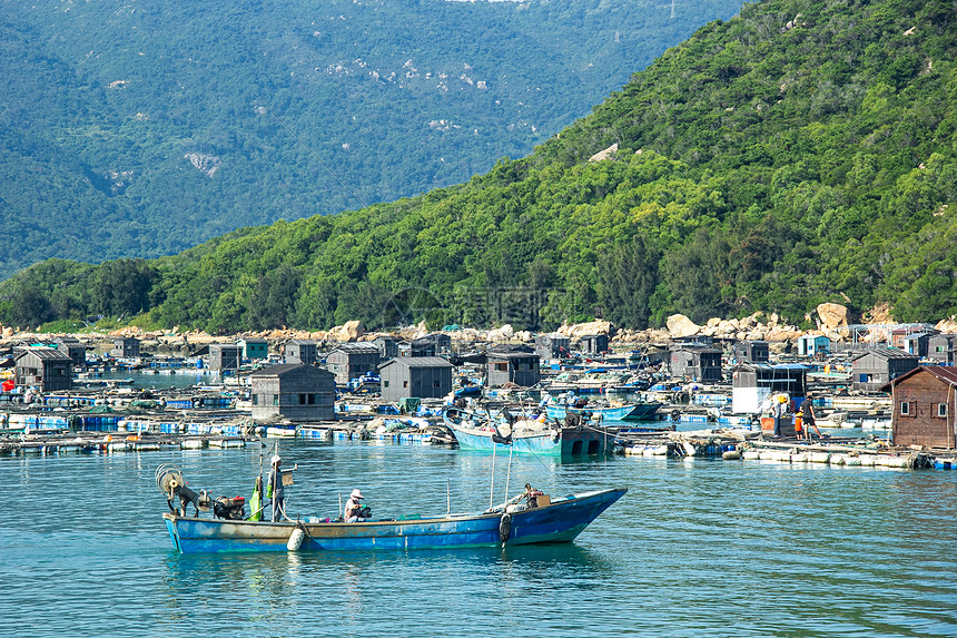 海上的鱼排渔船图片