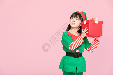 可爱小女孩cos装扮过圣诞节拿礼物盒高清图片