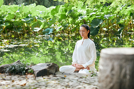 瑜伽袜安静的瑜伽女性在冥想背景