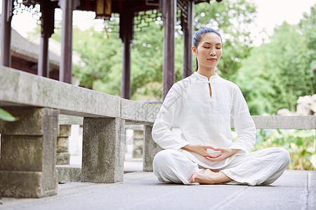 寺庙和尚正坐的禅意瑜伽女性背景