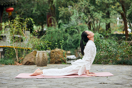 拉伸腹部的瑜伽女性高清图片