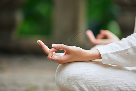 瑜伽垫坐着的禅意女性特写背景