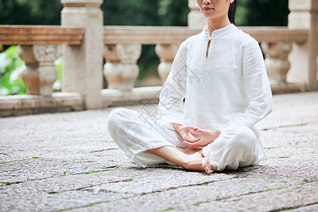 坐着的禅意女性特写图片