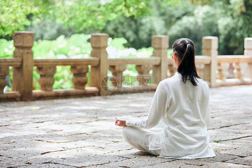 瑜伽女性背影图片