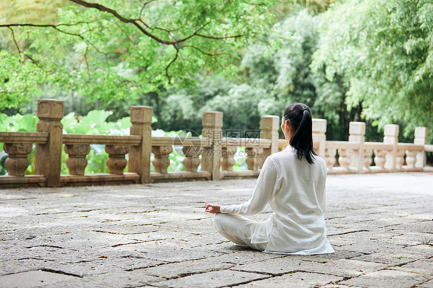 瑜伽女性背影图片