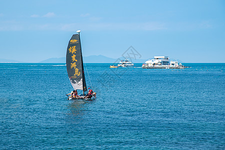 大海船只蜈支洲岛的帆船运动背景