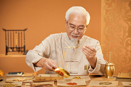 老中医称量中草药高清图片