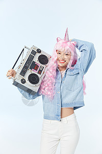 单手抱着录音机的粉色长发女性图片