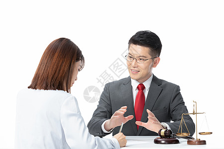 男性律师和女客户讨论案情图片