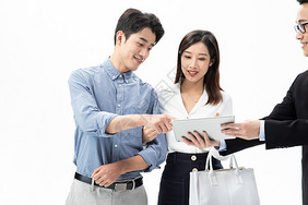 销售服务人员为客户做产品介绍黄种人高清图片素材
