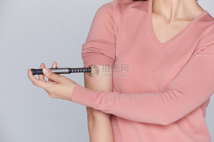 女性给自己注射胰岛素图片