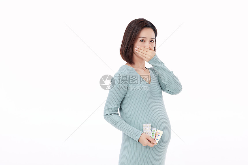 拿着药抗拒吃药的孕妇图片