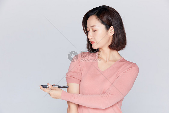 女性给自己注射胰岛素近景图片