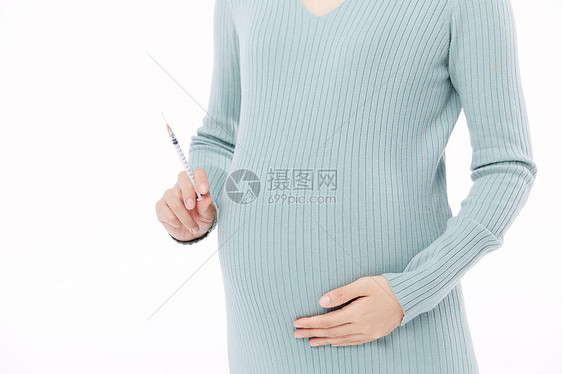 孕妇拿着注射器近景图片