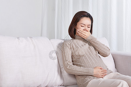 孕妇产前坐在沙发上反胃图片