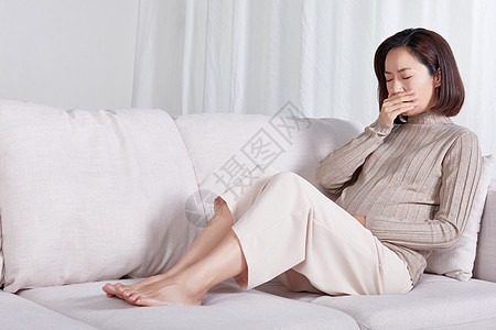 孕妇坐在沙发上反胃背景图片