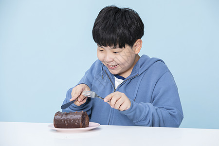 吃蛋糕儿童喜欢吃蛋糕的小男孩吃甜食的人背景