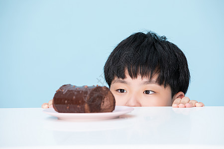 想偷吃蛋糕的小男孩偷看蛋糕的人高清图片