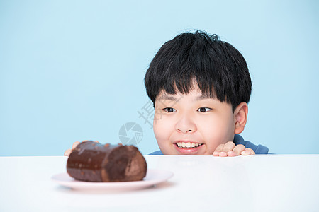 吃蛋糕儿童想偷吃蛋糕的小男孩背景