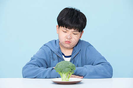 不喜欢吃花菜的小男孩图片