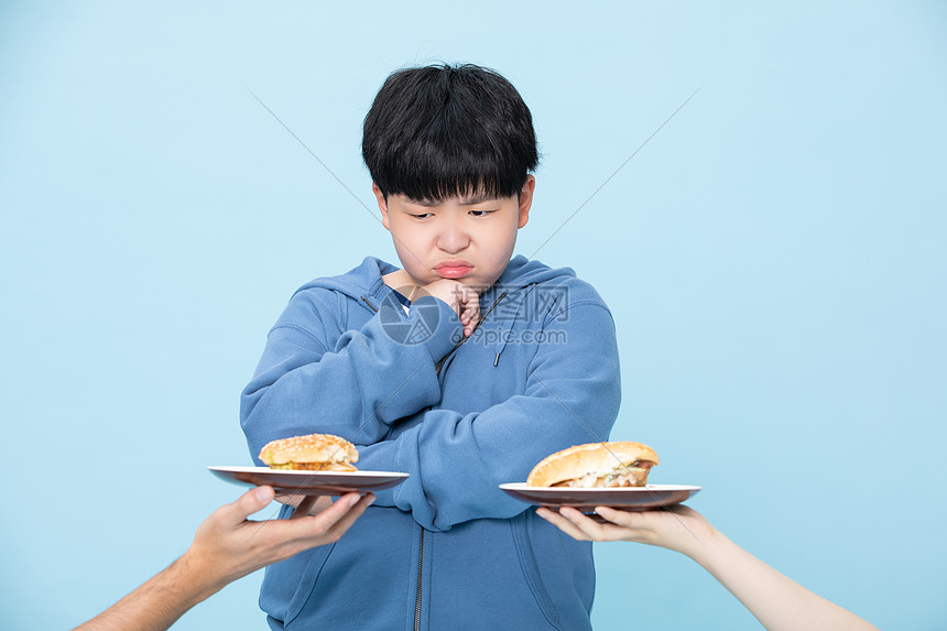 拒绝吃汉堡的男孩减肥的小孩思考图片