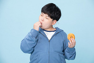 喜欢吃甜甜圈的小男孩吃甜食的人图片