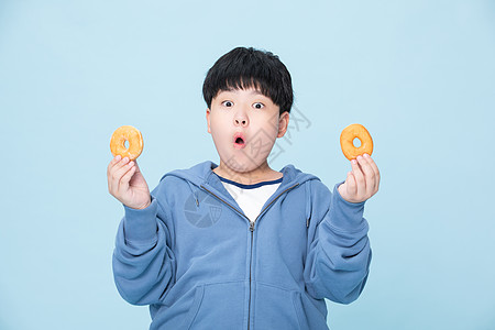 喜欢吃甜甜圈的小男孩吃甜食的人高清图片