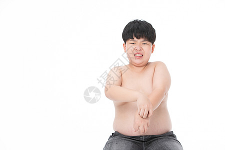 手痒的小男孩挠手臂的小胖子图片