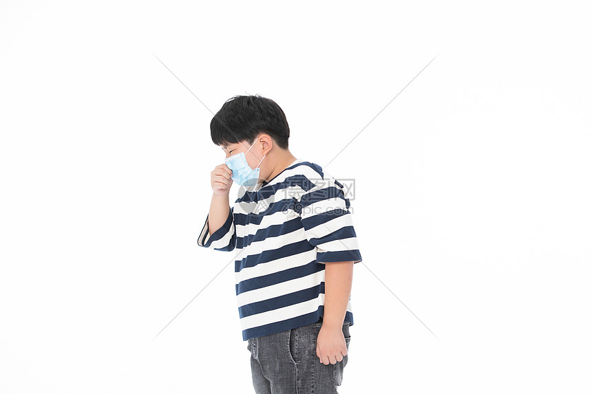 戴着口罩咳嗽的小男孩小胖子图片