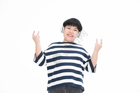 戴着耳机开心听音乐的小孩听音乐的人图片