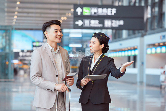 乘客在大厅向空姐问询图片