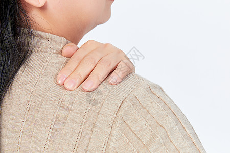 中年女性肩膀酸痛特写图片