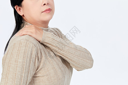 中年女性肩膀酸痛特写图片