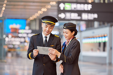 名师讲解飞行员和空姐手持平板交谈背景