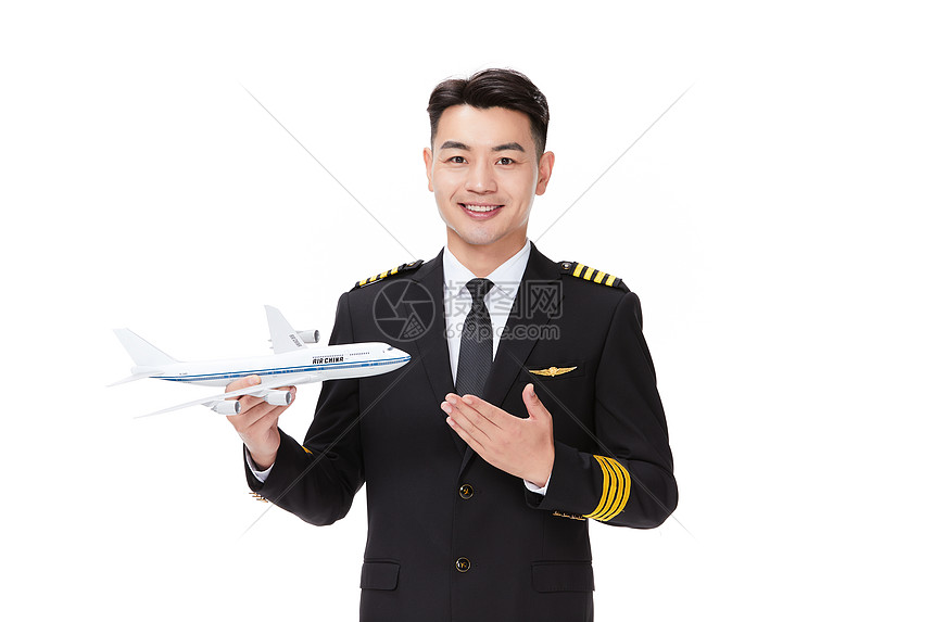 手持飞机模型的飞行员图片