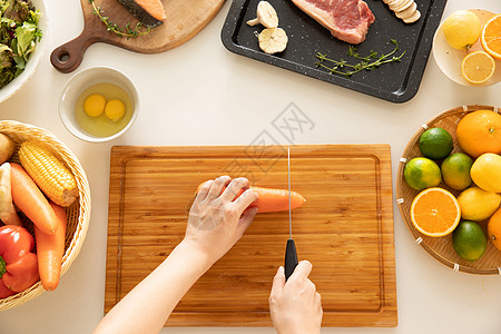 年轻女士烹饪美食博主美食制作特写背景