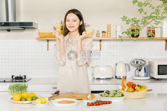 厨房切柠檬的居家女孩图片