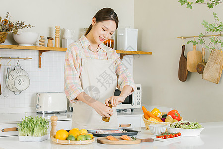 居家女性厨房牛排制作图片