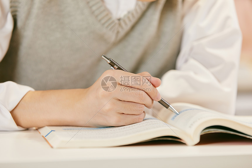 青年学生认真学习手部特写图片