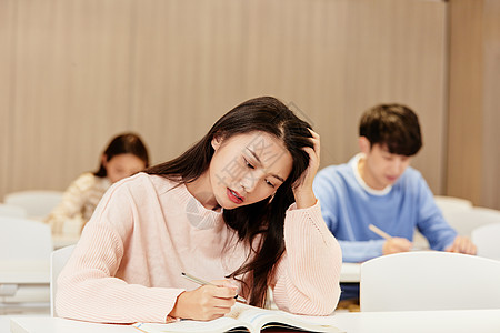 女生头考研学子考试遇到难题背景