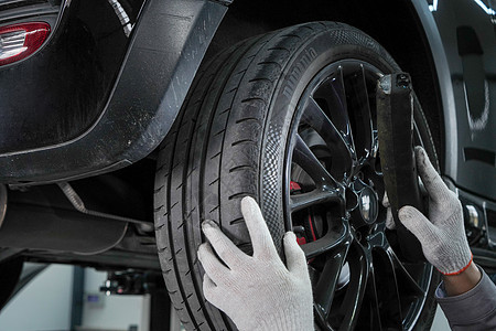汽车维修技工检查轮胎特写汽车服务高清图片素材