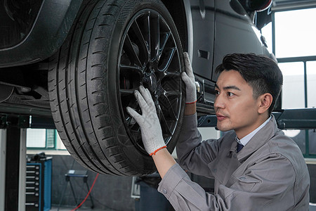 汽车维修技工检查轮胎中国人高清图片素材