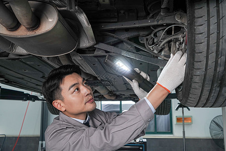 汽车维修技工检查轮胎亚洲人高清图片素材