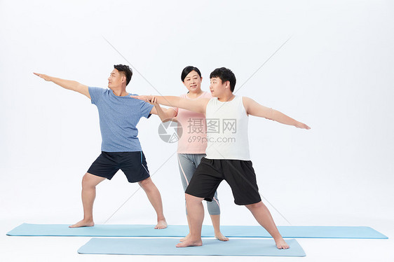 肥胖一家三口瑜伽锻炼减肥妈妈指导孩子锻炼瑜伽图片
