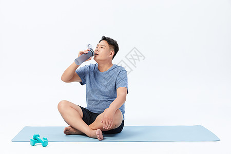 肥胖中年男性运动休息喝水图片