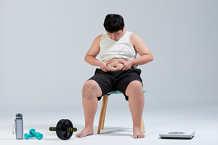 摸肚子的小胖子运动减肥高清图片