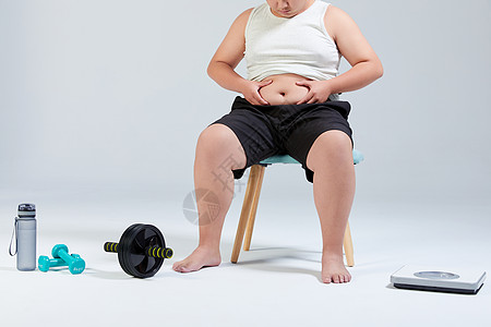 摸肚子的小胖子运动减肥高清图片