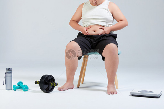摸肚子的小胖子运动减肥图片