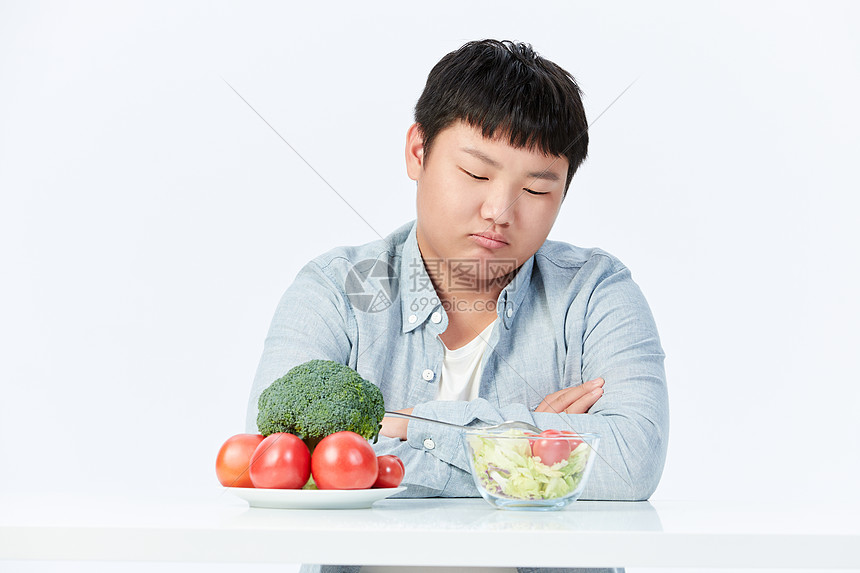 讨厌吃蔬菜水果的肥胖小男孩